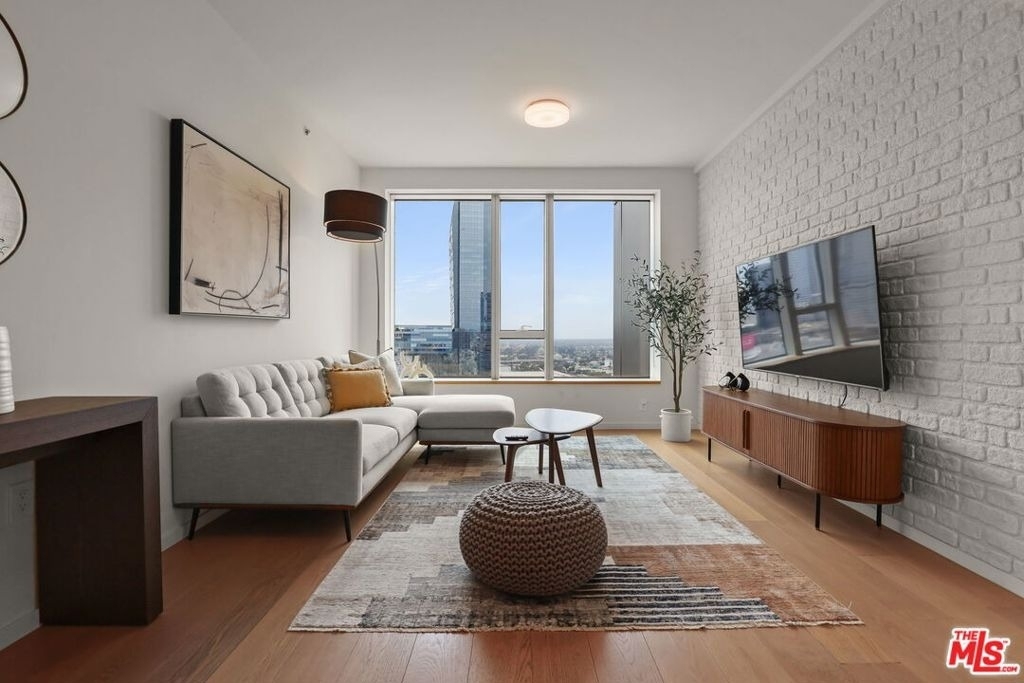 889 Francisco Street - Photo 3