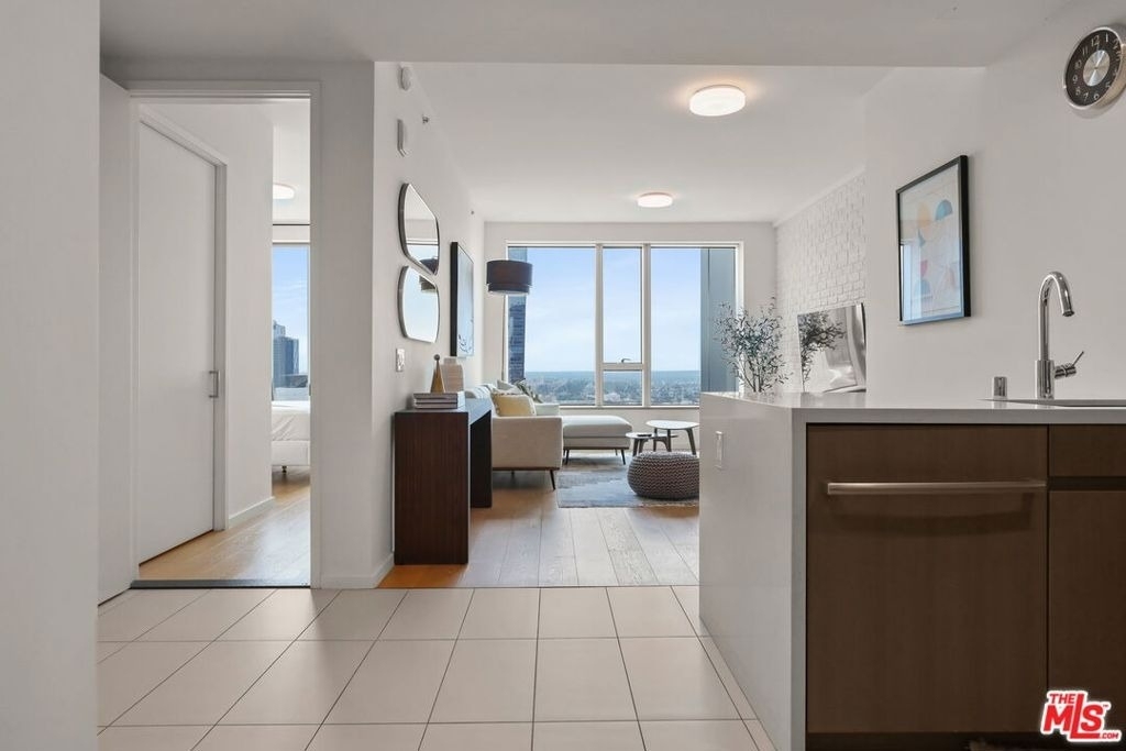889 Francisco Street - Photo 2