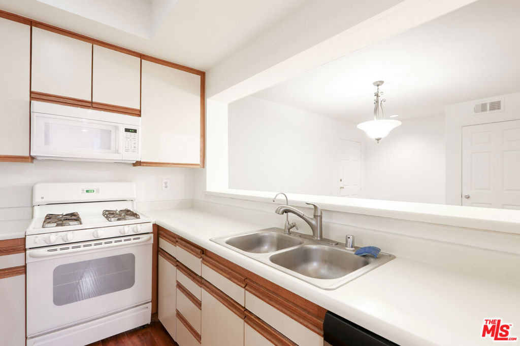 1440 Rexford Drive - Photo 3