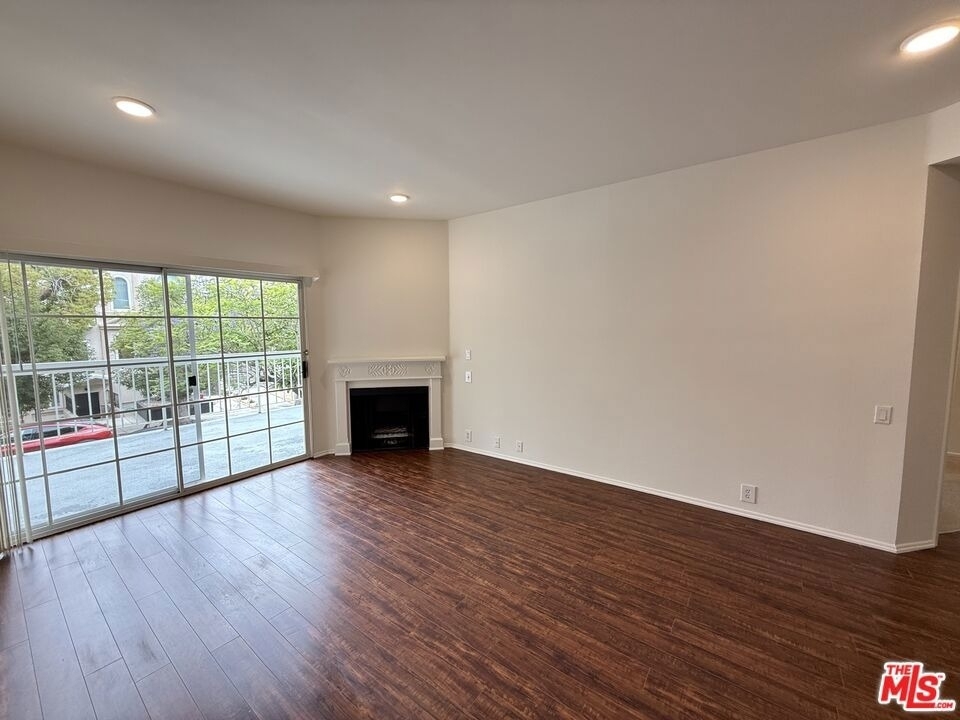1440 Rexford Drive - Photo 2
