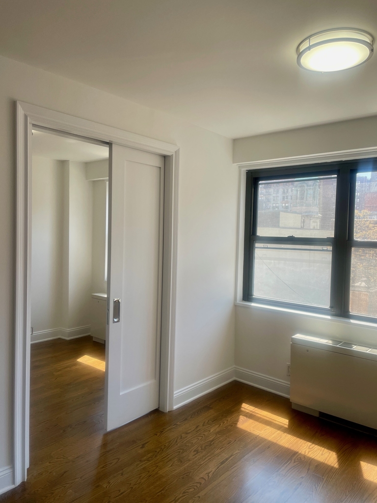 401 East 88th Street, 3c - Photo 4