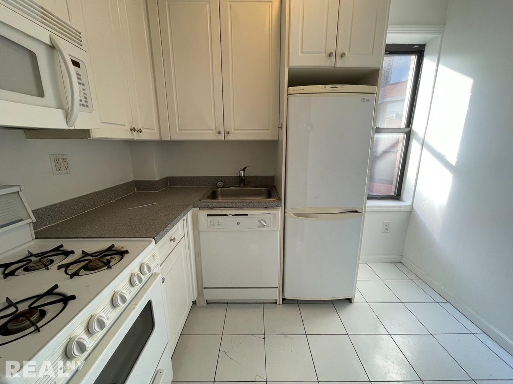 241 E 38th St - Photo 4