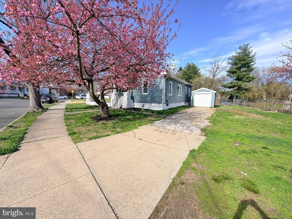 8 Joan Terrace - Photo 2