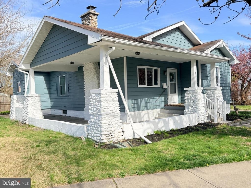 8 Joan Terrace - Photo 1