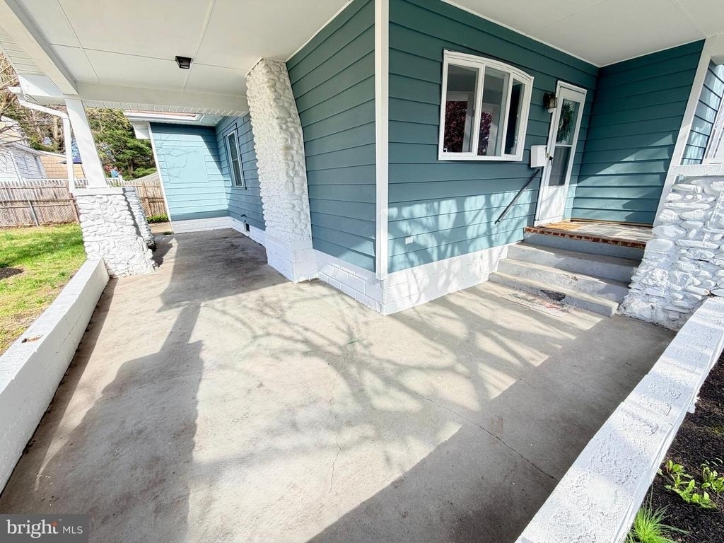 8 Joan Terrace - Photo 18