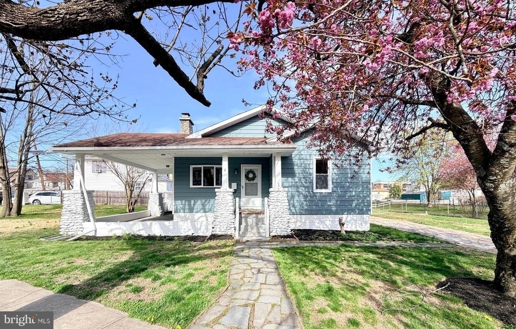 8 Joan Terrace - Photo 0