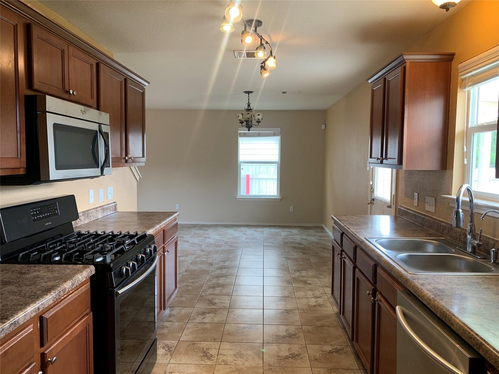 18317 Great Falls St - Photo 5