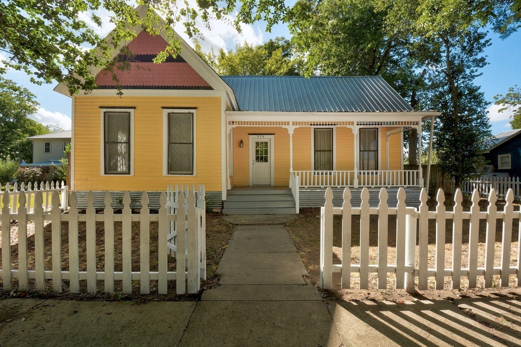 304 Olive St - Photo 0