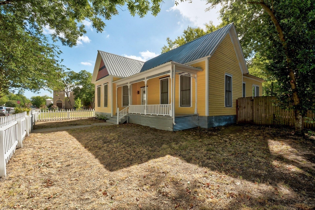 304 Olive St - Photo 1
