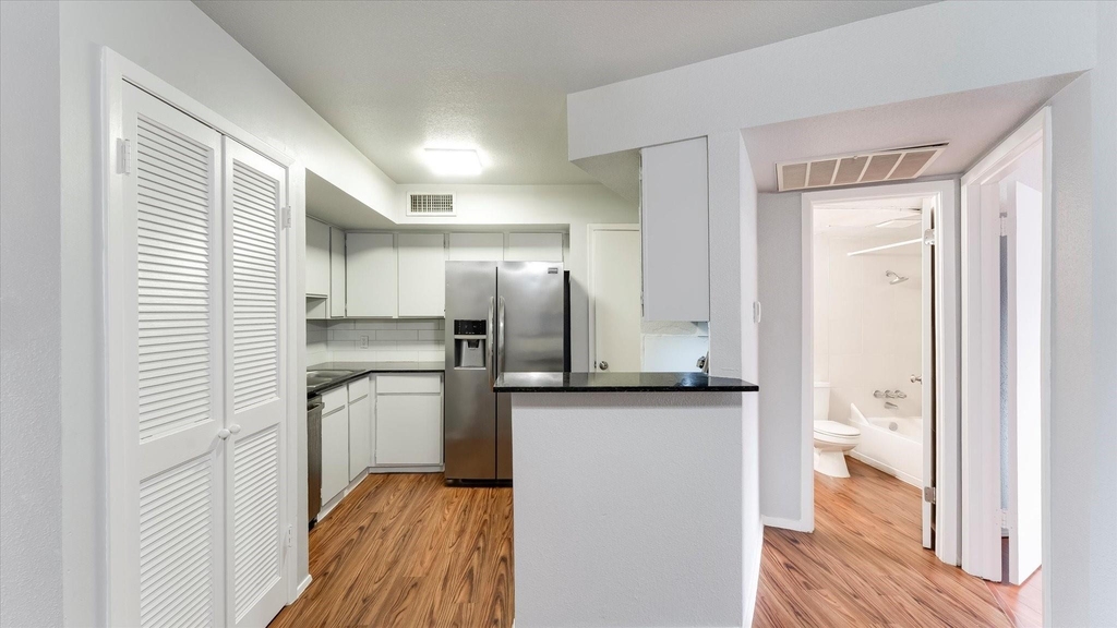 10811 Richmond Avenue Avenue - Photo 3