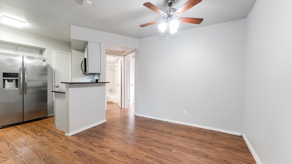 10811 Richmond Avenue Avenue - Photo 2