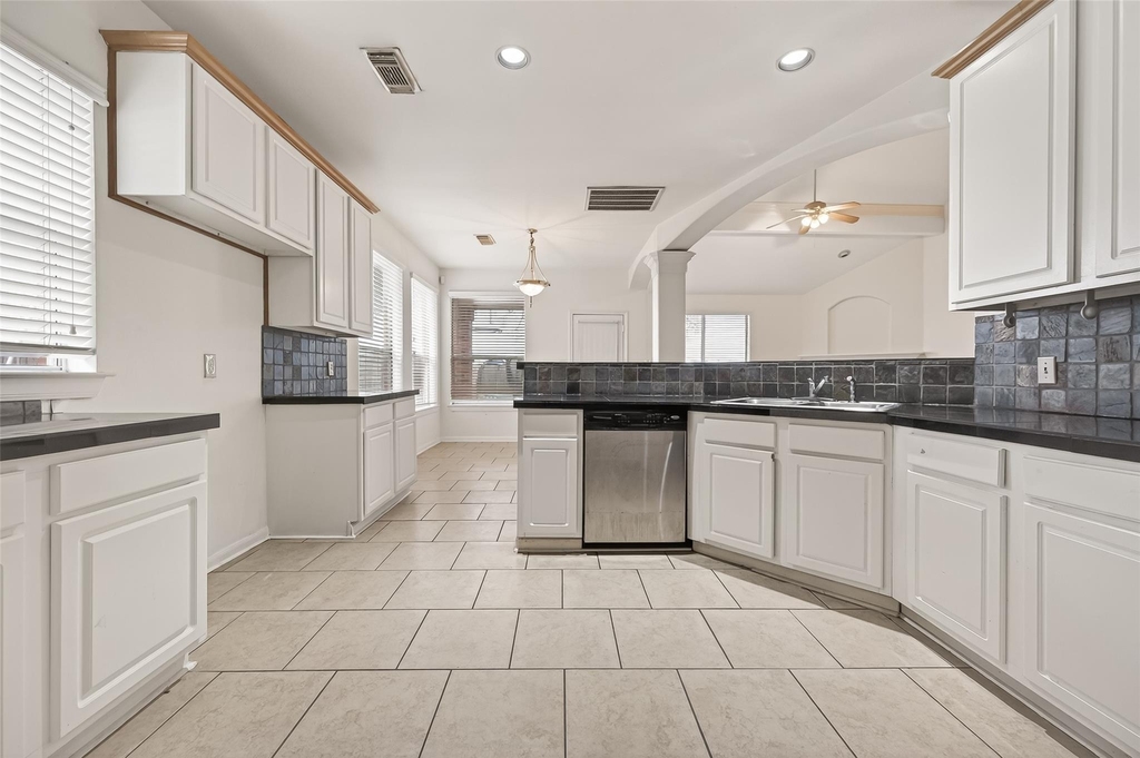 14914 W Bend Dr - Photo 13
