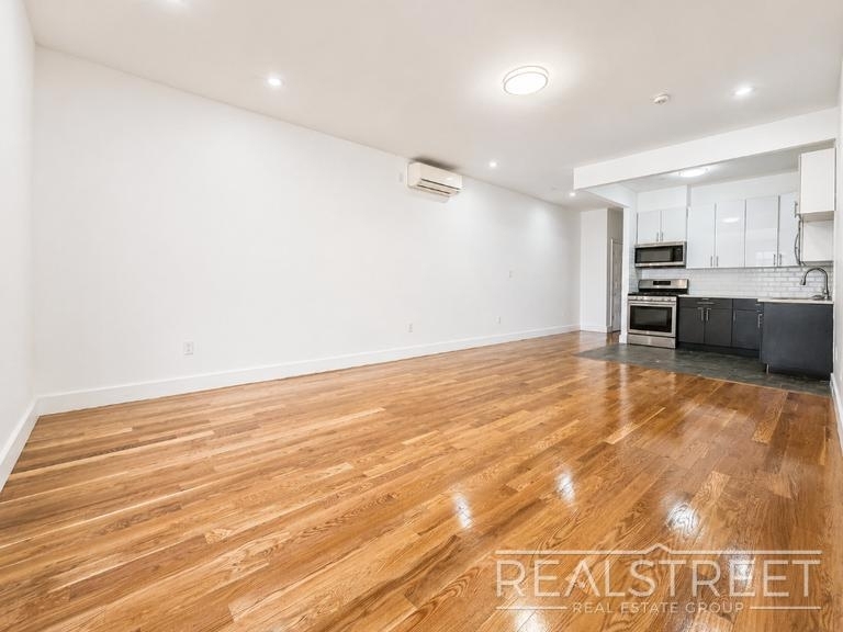 90-02 Queens Blvd - Photo 9