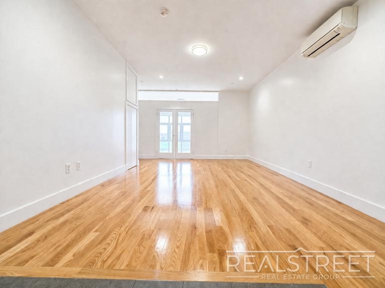 90-02 Queens Blvd - Photo 6