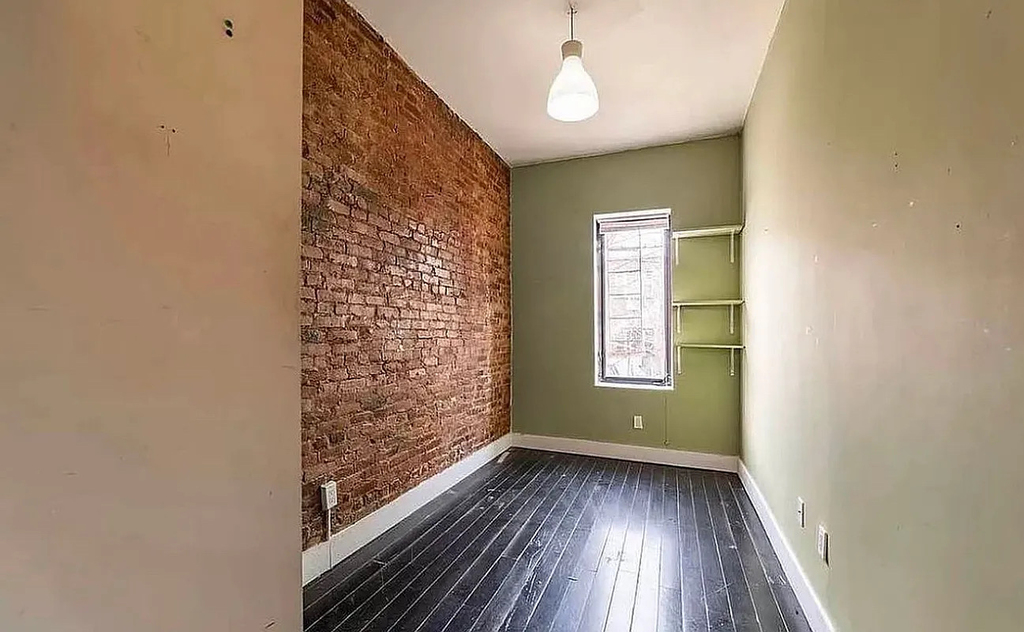 1066 Putnam Avenue - Photo 2