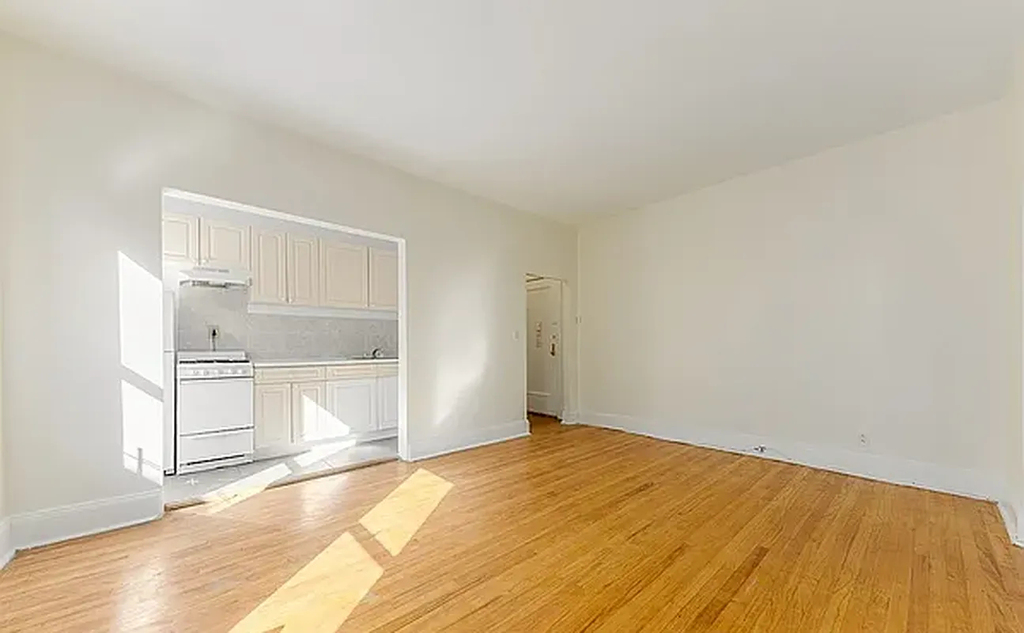 132-70 Sanford Avenue - Photo 2