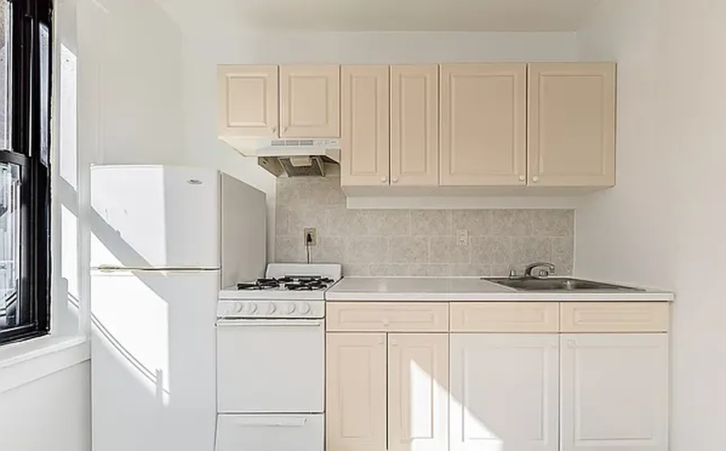 132-70 Sanford Avenue - Photo 3