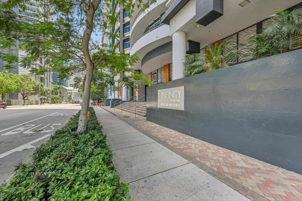 60 Sw 13th Street - Photo 2