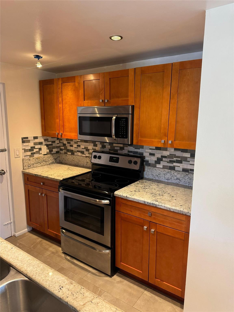 1407 Ne 56th Street - Photo 3