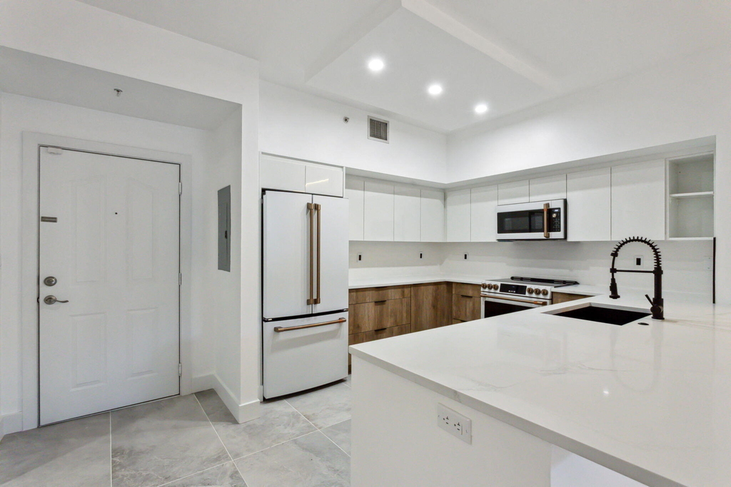 250 Ne 3rd Avenue - Photo 3