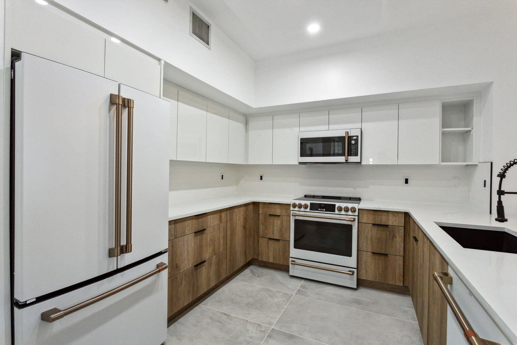 250 Ne 3rd Avenue - Photo 2