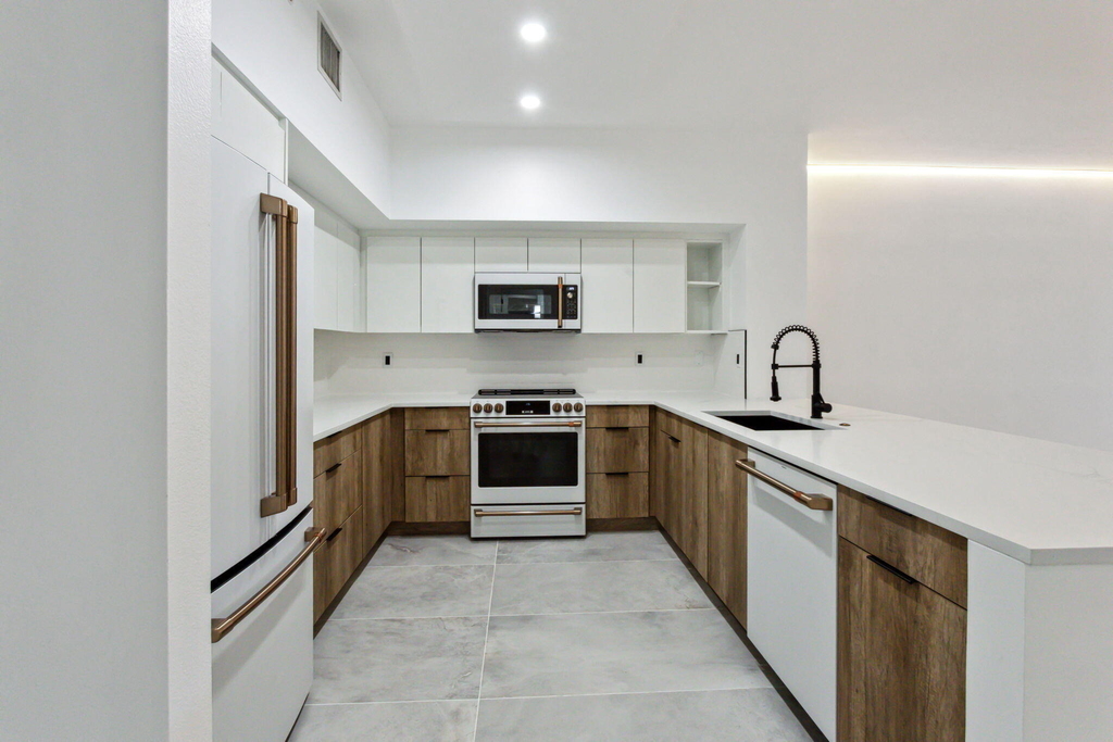 250 Ne 3rd Avenue - Photo 0