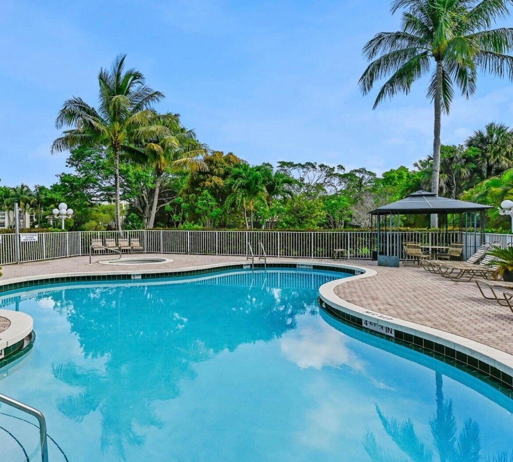 2455 Lindell Boulevard - Photo 22