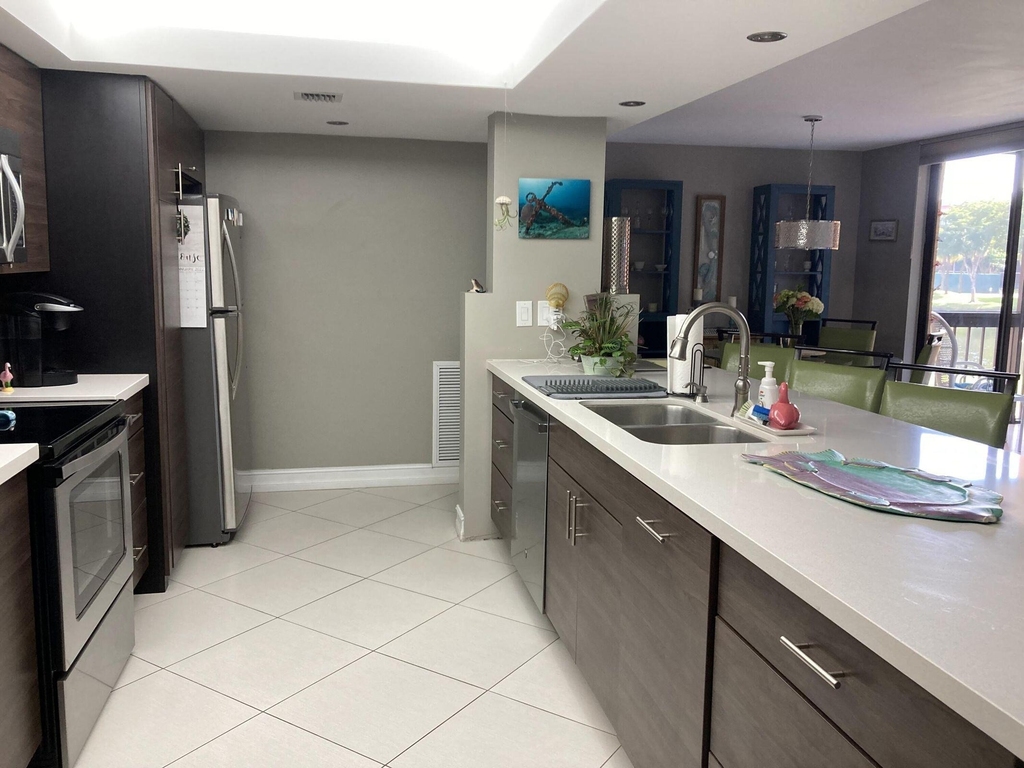 2455 Lindell Boulevard - Photo 3