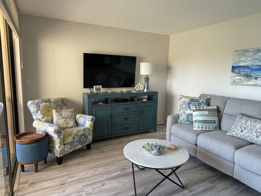 2455 Lindell Boulevard - Photo 5