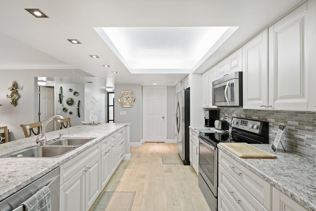 2255 Lindell Boulevard - Photo 2