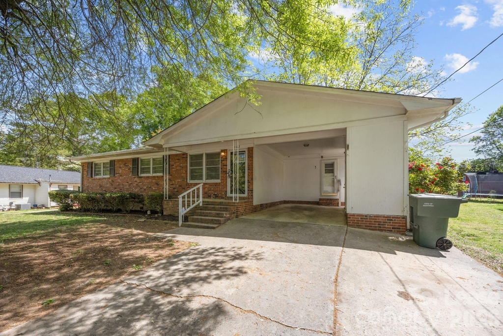 1502 Cloverdale Lane - Photo 1