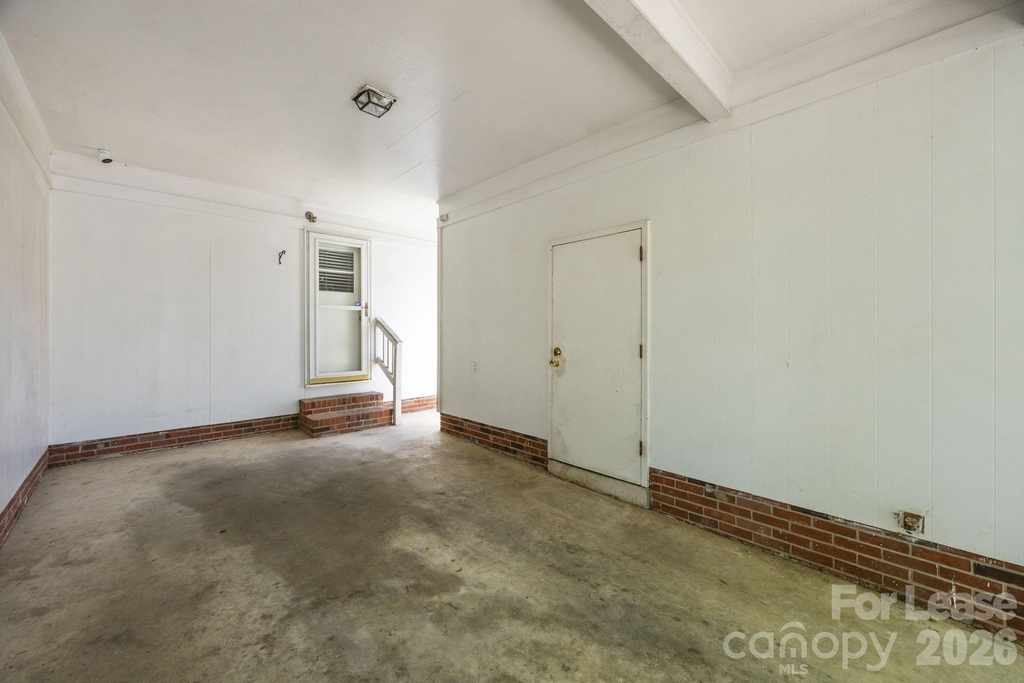 1502 Cloverdale Lane - Photo 2