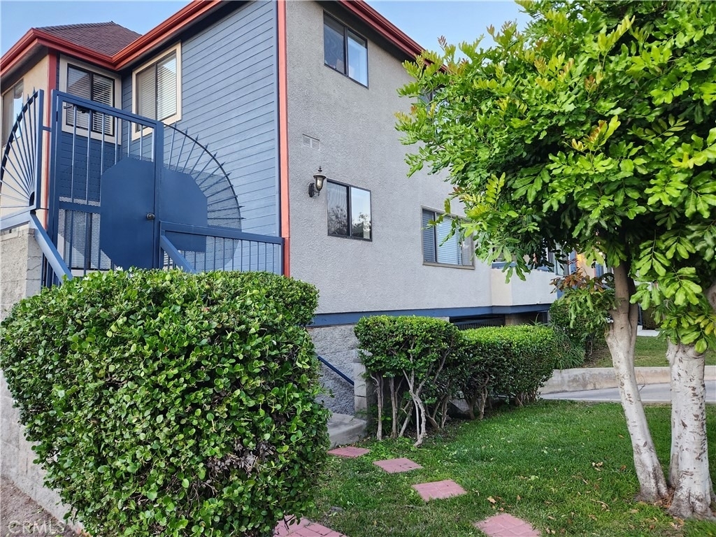 1131 E Doran - Photo 1