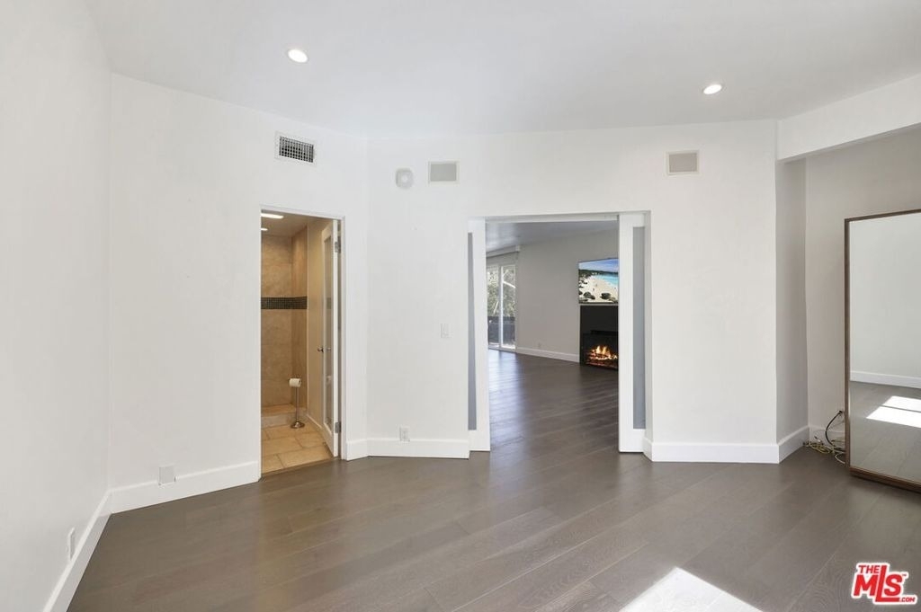 723 Westmount Drive - Photo 7