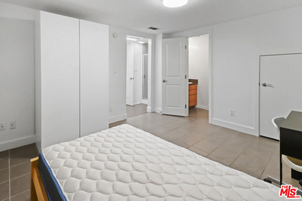 10982 Roebling Avenue - Photo 12