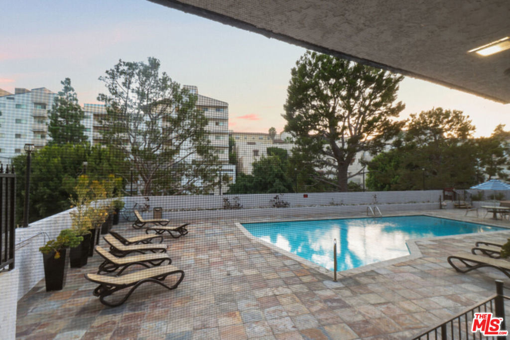 10982 Roebling Avenue - Photo 18