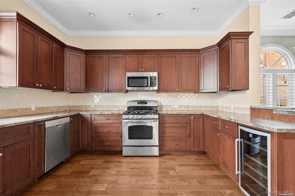 434 E Broadway - Photo 3