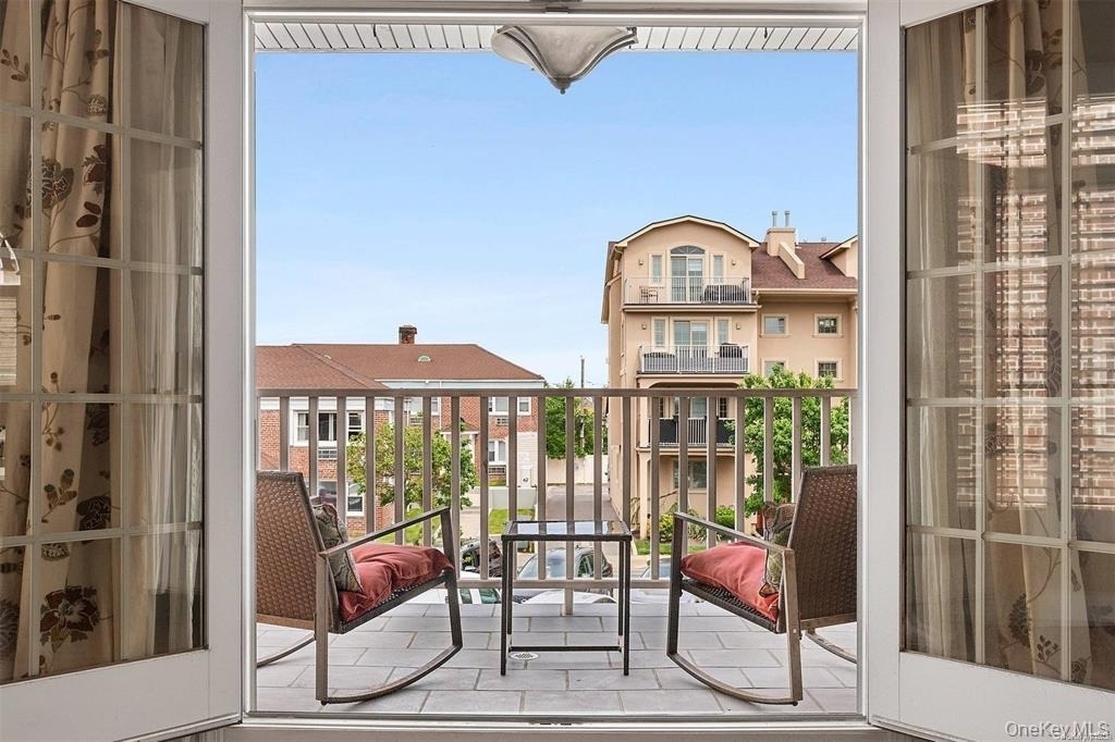 434 E Broadway - Photo 1