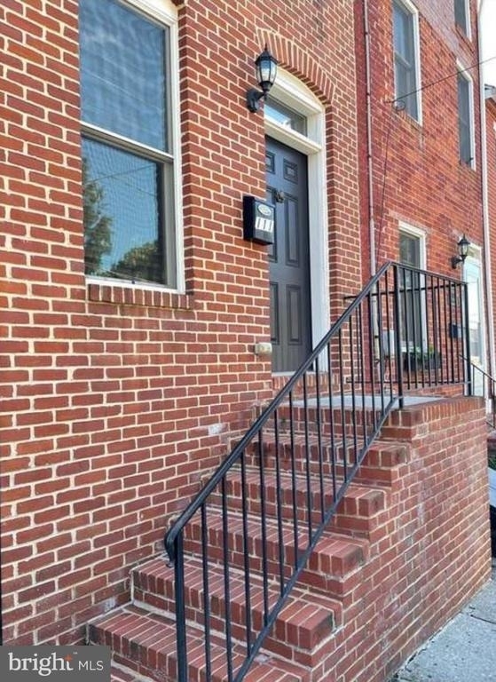 111 E Cross Street - Photo 0