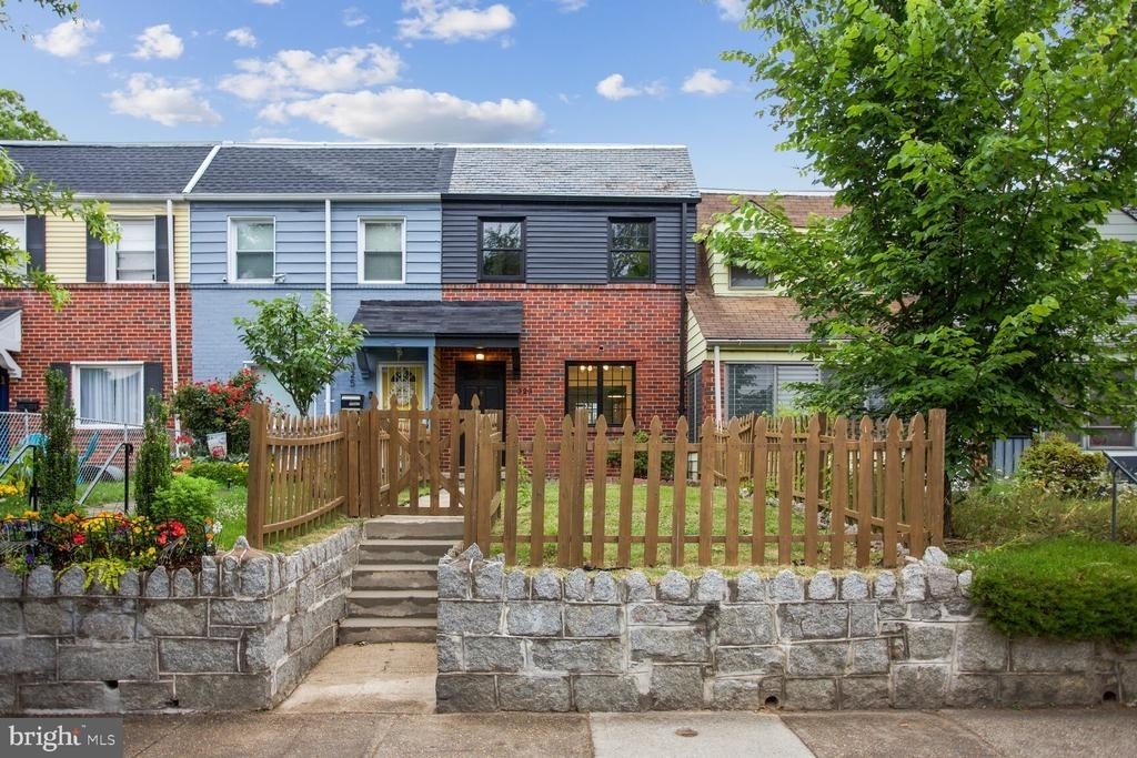 323 34th Street Ne - Photo 0