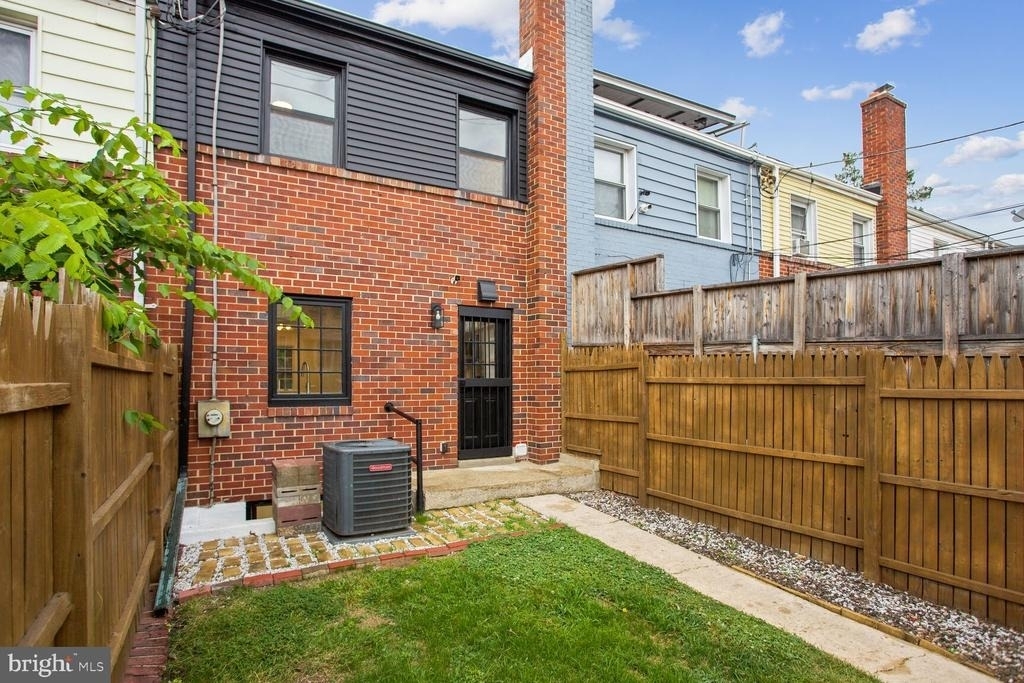 323 34th Street Ne - Photo 25