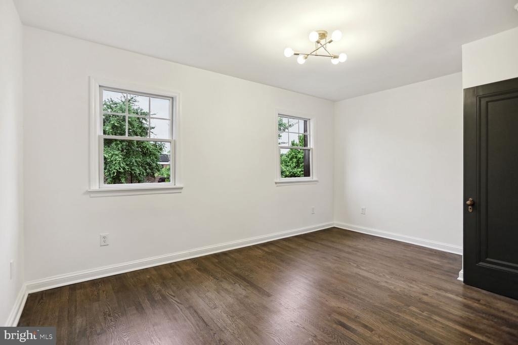 323 34th Street Ne - Photo 9