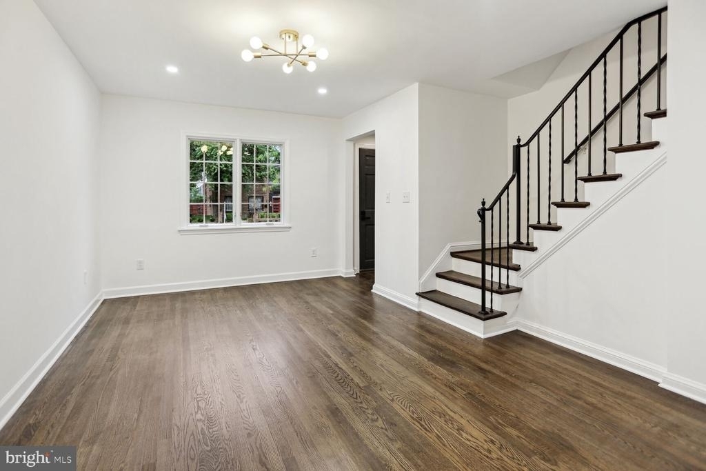 323 34th Street Ne - Photo 4