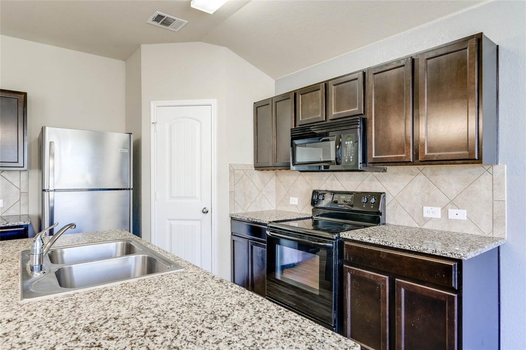 5800 Montrelia Dr - Photo 6