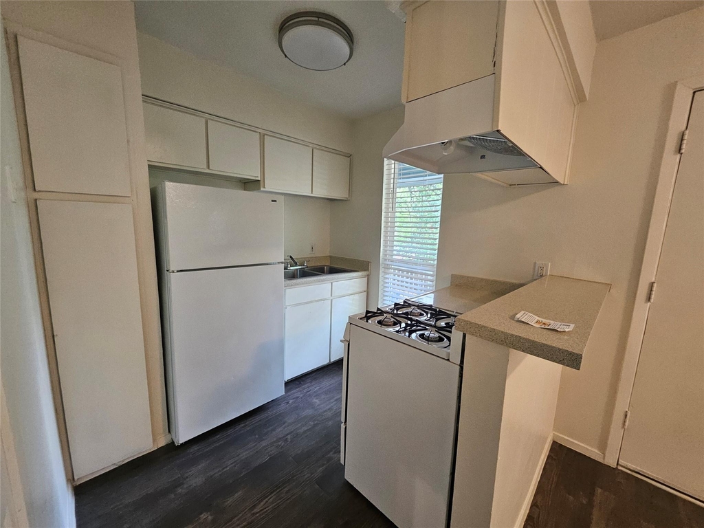 4406 Avenue C - Photo 3