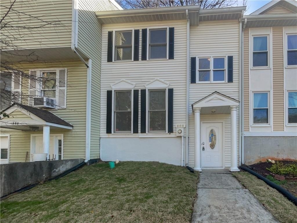 688 Stratford Green - Photo 0