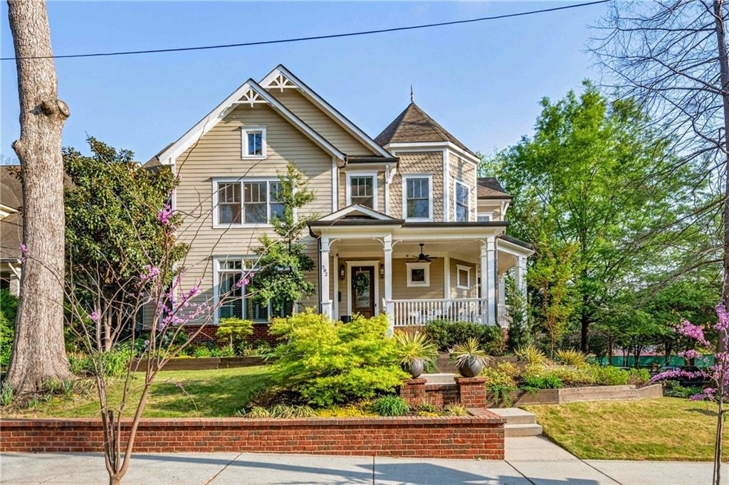 582 Charles Ave - Photo 1