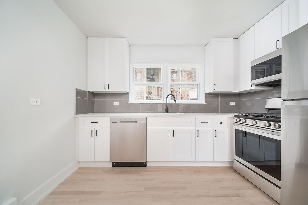 5201 W Wellington Avenue - Photo 2
