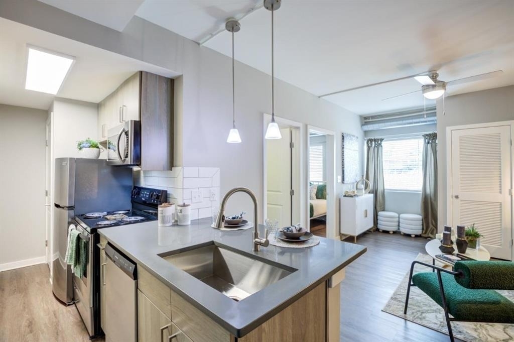 2025 Peachtree Road Ne - Photo 2