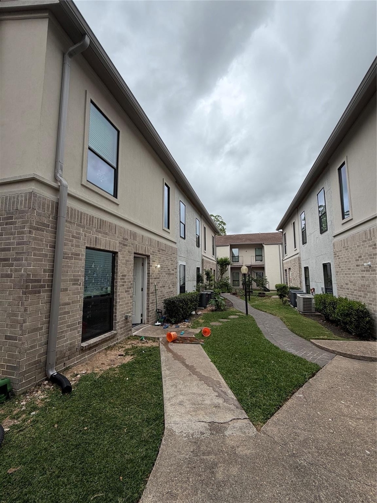 2425 Augusta Drive - Photo 2